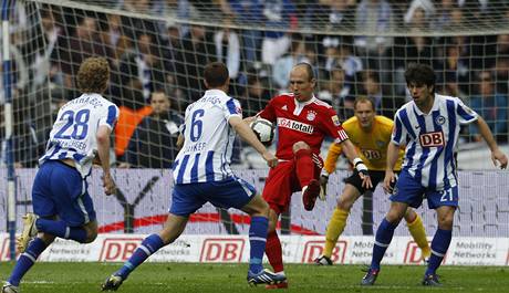 Bayern slaví titul, Robben v obleení fotbalist Herty.