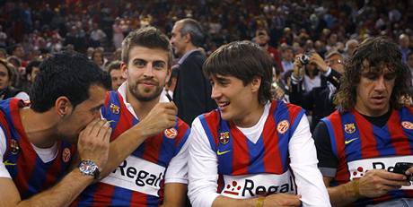 Fotbalist Barcelony na basketbalu (zleva: Busquets, Pique, Bojan a Puyol).