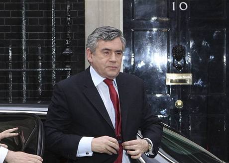 Gordon Brown pijídí ped Downing Street íslo 10