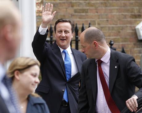 éf britských konzervativc David Cameron ped svým oficiálním prohláením k vysledkm parlamentních voleb