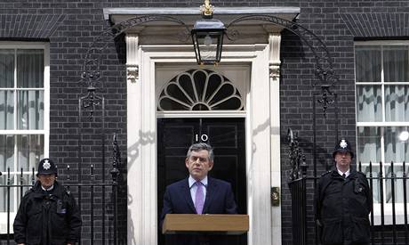 Dosavadn britsk premir Gordon Brown ped Downing Street slo 10 pi svm prohlen k vsledkm parlamentnch voleb