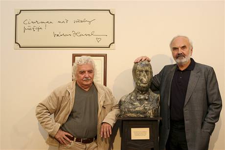 Zakladatel u Mistra. Ladislav Smoljak a Zdenk Svrk s bustou Jry Cimrmana.