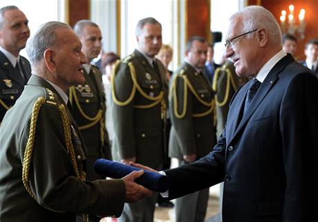 Václav Klaus pedává jmenovací dekret válenému veteránovi Jaroslavu Klemeovi poté, co jej na Praském hrad jmenoval do hodnosti generála.