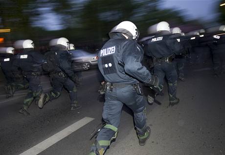 Nmecká policie bhem prvomájových demonstrací v Berlín