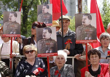 Plakáty Stalina v ulicích Moskvy