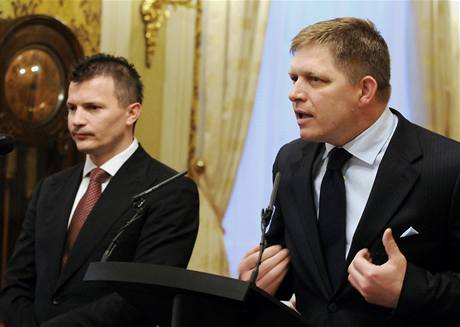 Slovenský premiér Robert Fico (vpravo) a ministr financí Ján Poiatek vystoupili 7. kvtna na tiskové konferenci v Bratislav po jednání se sociálními partnery o mandátu na veerním mimoádném summitu lídr eurozóny o eeních finanní krize v ecku