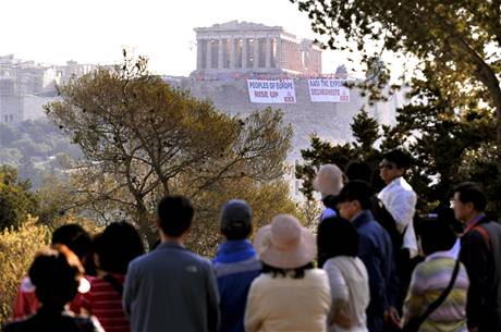 Turisté sledují akci eckých komunist na Akropoli