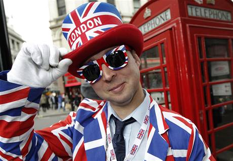 Volby nejsou vidt. Mu lkajc turisty do prodejny suvenr v centru Londna. To, e jsou volby, v Britnii tchto dn tm nepoznte. 