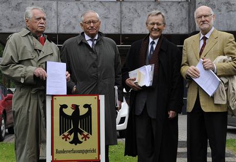 Nmetí profesoi (zleva) Wilhelm Hankel, Wilhelm Noelling, Karl Albrecht Schachtschneider and Joachim Starbatty ped ústavním soudem v Karlsruhe.