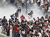 ecko ve stávce: demonstranti utíkají od parlamentu ped slzným plynem.