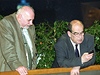 Otakar Motejl (vpravo) na zasedání SSD v rozhovoru s Pavlem Rychetským (8.12.2002).
