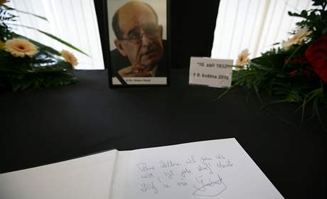 Lidé picházejí zavzpomínat na zesnulého ombudsmana Otakara Motejla. Vyjádit soustrast mohou do kondolenní knihy.