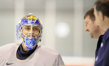 Ondej Pavelec relaxuje na tréninku s maséry.