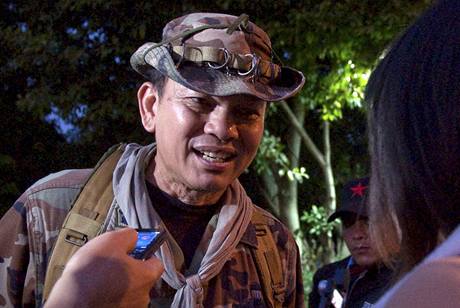Bval generl thajsk armdy pebhl na stranu vzbouenc Kchattija Savasdipol bhem rozhovoru s novini, jen pr okamik ped smrt