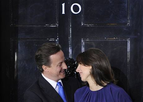 David Cameron se svou enou ped sídlem britských premiér v Downing Street . 