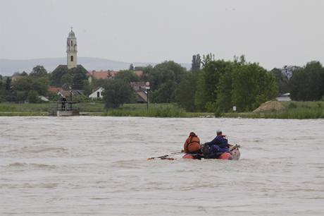 Rozlitá eka Morava u hraniního mostu v Lanhot na Beclavsku 