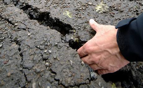 V Dolních Domaslavicích nad pehradou ermanice na Frýdecko-Místecku se po dlouhotrvajících detích sesunuly podmáené svahy i s nkolika domy