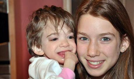 Nestárnoucí dívenka (vlevo) na snímku s mladí sestrou