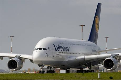 Nejvtí letounu svta Airbus A380, který dnes pevzala nmecká Lufthansa.