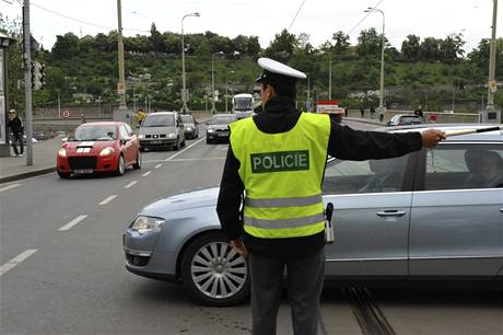 V prask Revolun ulici vybuchl plyn a zaal hoet, policie odkln dopravu.