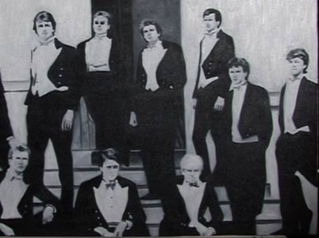 David (první zleva) Cameron ve studentských letech mezi leny prestiního Bullingdonova klubu pi Oxfordské univerzit