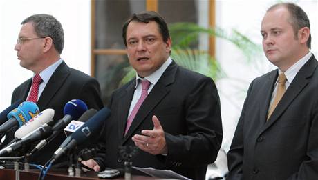 Zleva místopedseda SSD Lubomír Zaorálek, pedseda strany Jií Paroubek a jihomoravský hejtman Michal Haek na stranické tiskové konferenci. 