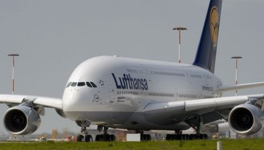 Nejvt letounu svta Airbus A380, kter dnes pevzala nmeck Lufthansa.