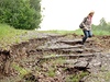 V Dolních Domaslavicích nad pehradou ermanice na Frýdecko-Místecku se po dlouhotrvajících detích sesunuly podmáené svahy i s nkolika domy