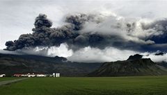 Exploze v kráteru sopky Eyjafjallajökul zesílily. Kou smuje pes Atlantik nad evropskou pevninu.
