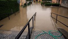 V Hranicích na Morav se eka Beva vylila z beh a zaplavila pilehlé ulice a domy