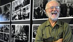 Josef Koudelka ped svými fotografiemi ze srpnové invaze