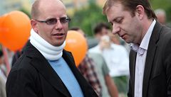 Místopedseda SSD Bohuslav Sobotka se poprvé po svém zranní zúastnil pedvolebního mítinku strany ve Vykov a v Brn.