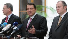 Zleva místopedseda SSD Lubomír Zaorálek, pedseda strany Jií Paroubek a jihomoravský hejtman Michal Haek na stranické tiskové konferenci. 