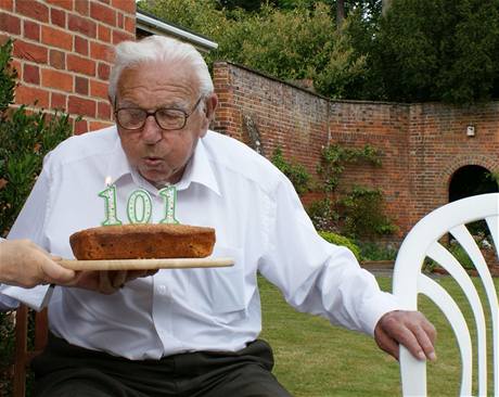 Nicholas Winton, který ped druhou svtovou válkou zachránil ped nacisty nkolik set eskoslovenských idovských dtí, oslavil 19. kvtna na zahrad svého domu u Londýna 101. narozeniny. 