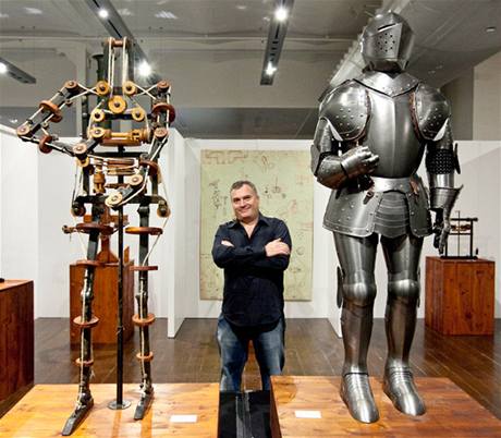 Gabriele Niccolai a mechanický rytí, kterého italský odborník sestavil podle návrhu Leonarda da Vinci