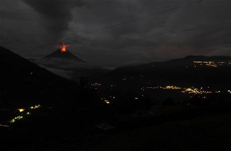 Sopka v Guatemale chrl lvu a kamen