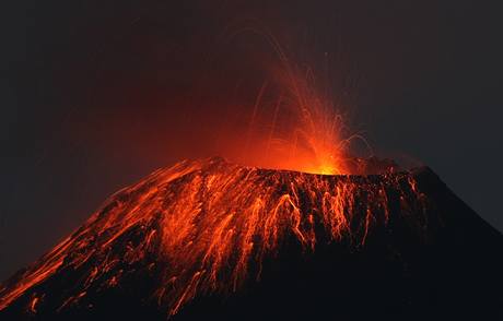 Sopka v Guatemale chrlí lávu a kamení
