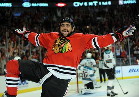 Dustin Byfuglien v zápase Chicago Blackhawks versus San Jose Sharks