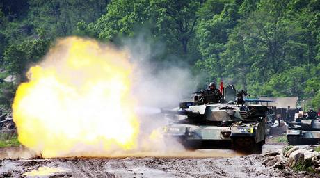 Jihokorejsk tank bhem cvien. Napt mezi Severn a Jin Koreou roste, Jihokorejci se proto pipravuj, kdyby piel nenadl tok.