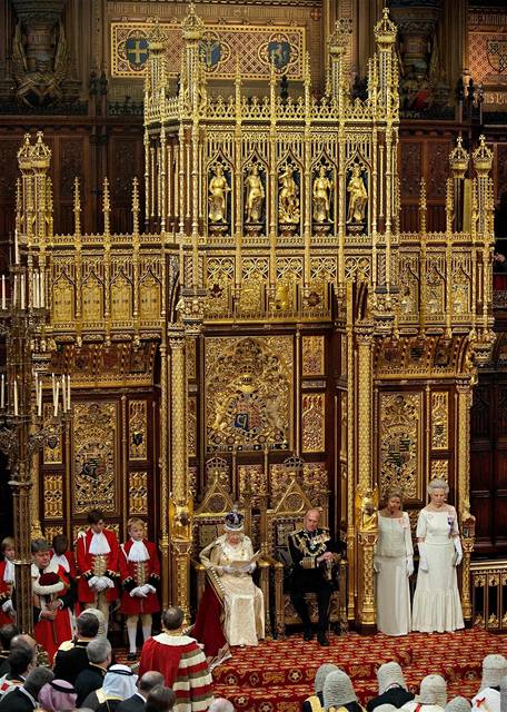 Krlovna Albta II. te projev v britskm parlamentu. vpravo jej mu princ Phillipe