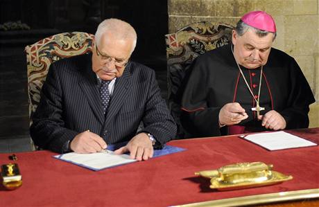 Prezident Václav Klaus a praský arcibiskup Dominik Duka podepidují dohodu o úprav vzájemných vztah pí péi o katedrálu.