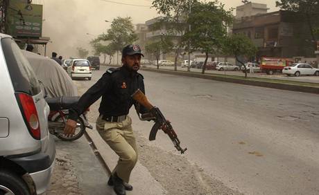 Útok v Pákistánu - zásah policisty
