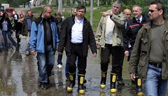 Premiér Janem Fischer (pátý zprava) v doproodu hejtmana Moravskoslezského kraje Jaroslava Palase (tvrtý zprava) v rámci cesty po místech postiených záplavami
