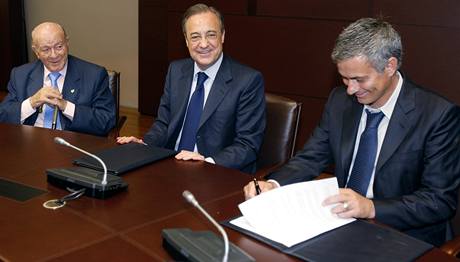 Zleva: Di Stefno, Prez a Mourinho pi podpisu smlouvy.