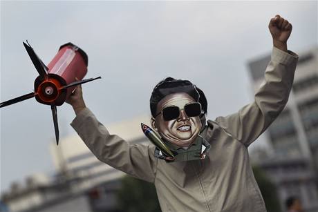 Student v Soulu v pevleku za severokorejskho vdce. Jin Korea vin  Pchjongjang z torpdovho toku na svou vojenskou lo.