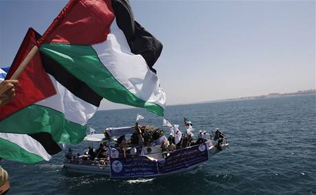 Palestinské vlajky vlají v pístavu v pásmu Gazy den ped avizovaným piplutím mezinárodní flotily. 