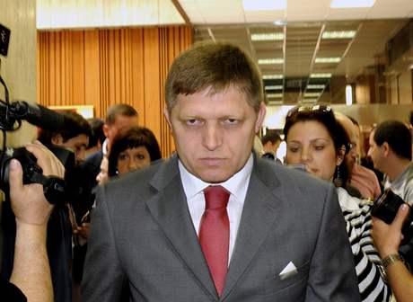 Slovenský premiér Robert Fico prochází 26. května v Bratislavě po skončení jednání mimořádné schůze vlády zástupem novinářů. | na serveru Lidovky.cz | aktuální zprávy