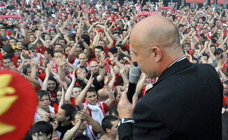 Karel Jarolím se raduje s fanoky v Edenu.