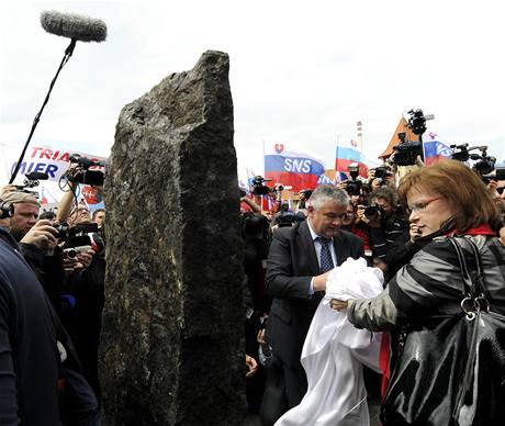 Pedseda SNS Ján Slota a místopedsedkyn strany Anna  Belousovová (vpravo) odhalili v Komárn na hraniním most s Maarskem památník pipomínající 90. výroí podepsání Trianonské mírové smlouvy. 