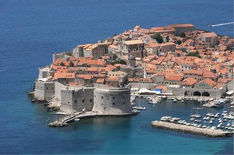 Dubrovník uspokojí zvídavé turisty svými klátery, kostely a dvojitými hradbami s dvaceti vemi a bastiony.